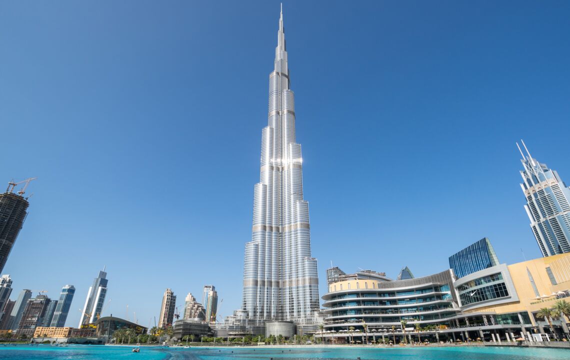 Der Burj Khalifa in Dubai, das höchste Gebäude der Welt, ragt majestätisch in den blauen Himmel.