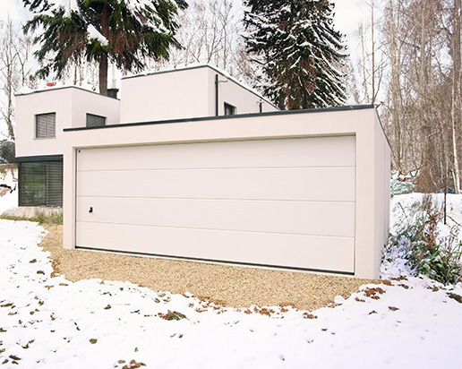 Doppelgarage im Winter mit Schnee bedeckt