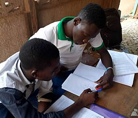 Schüler in Afrika beim Lernen